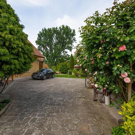 Bonifert Vendeghaz Hotel Dunabogdany ภายนอก รูปภาพ