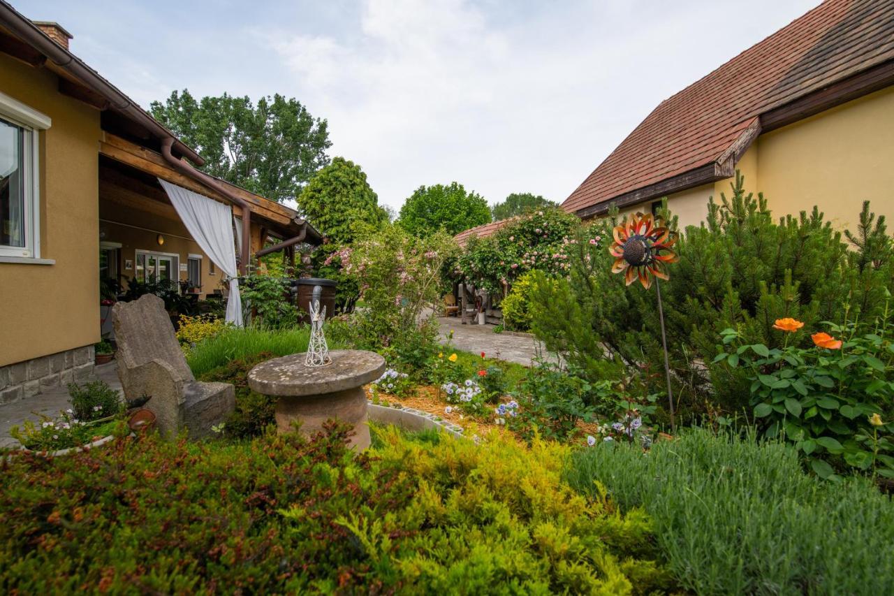 Bonifert Vendeghaz Hotel Dunabogdany ภายนอก รูปภาพ